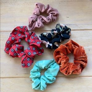 Set of scrunchies